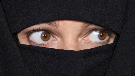 Vzala jsem si bojovníka IS, abych zachránila otce, vypráví syrská dívka