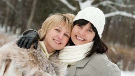 Švýcarský kněz požehnal lesbickému páru, biskup ho odvolal