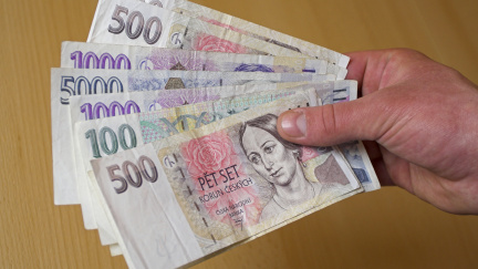 Vláda odsouhlasila, že soudci dostanou zpět část platů