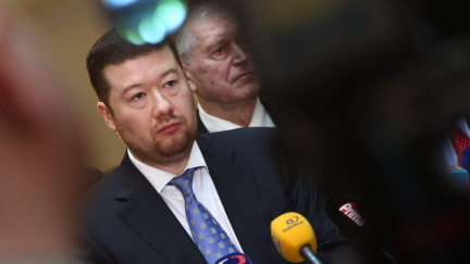 Aktualizováno: Okamurovi 'kradou Úsvit'. Část poslanců zakládá novou stranu