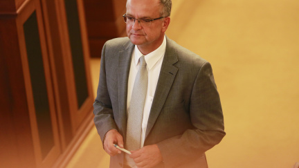 Komentář: Filosofická debata ve sněmovně: Komunista Filip vypnul Kalouska