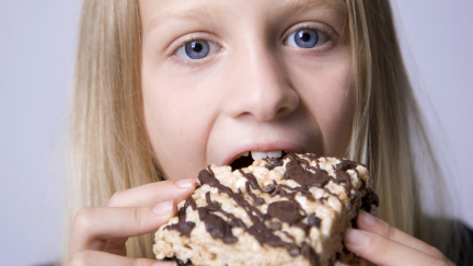 Konec sladkostí ve školách. Školská novela u poslanců uspěla