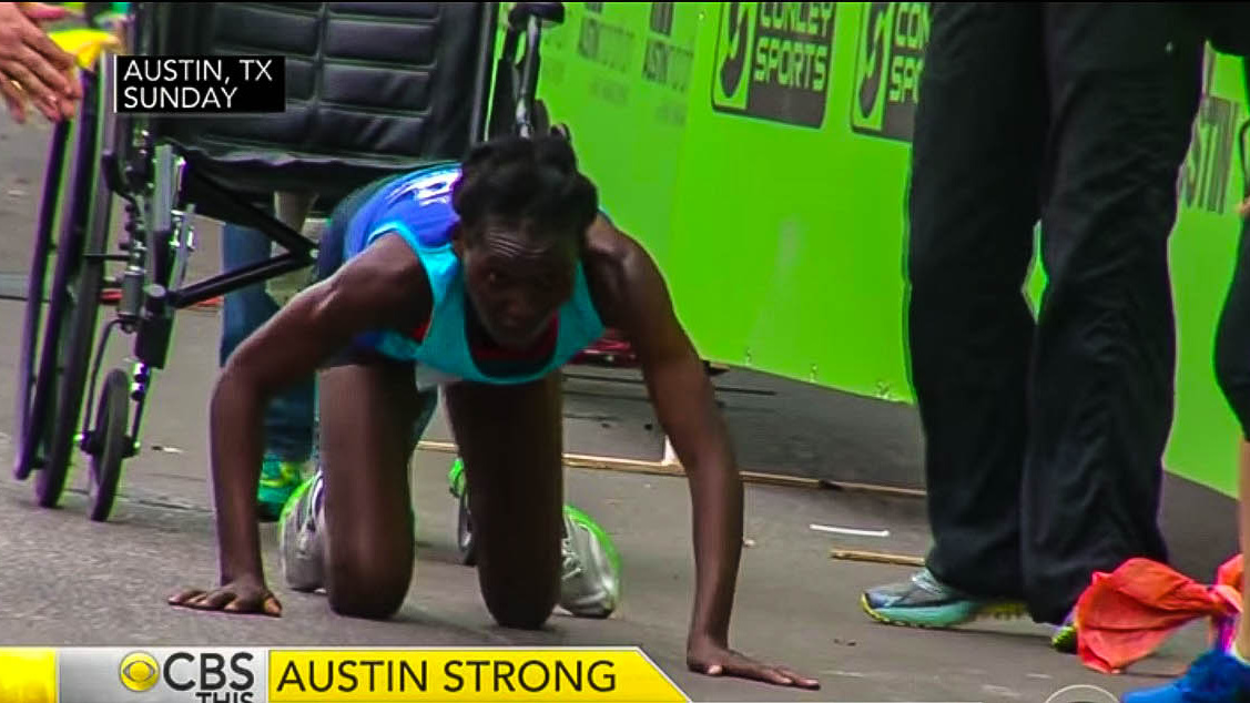 Keňská vytrvalkyně se do cíle doplazila po čtyřech a s vozíkem za zády