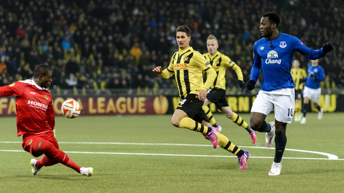 EL: Neapol s Evertonem si zastřílely, Liverpool spasila penalta