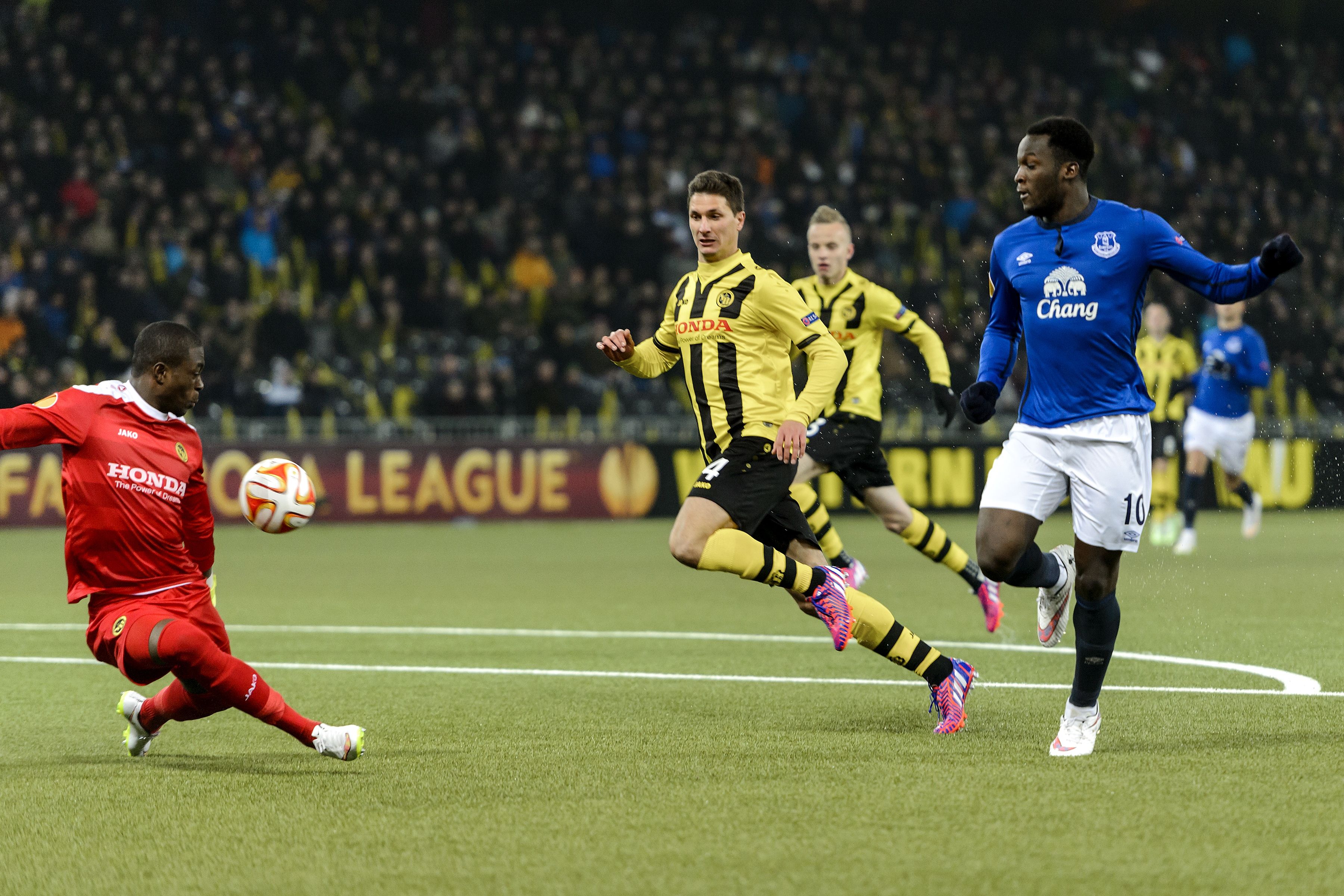 EL: Neapol s Evertonem si zastřílely, Liverpool spasila penalta