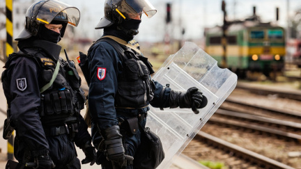 Na hlavním nádraží je bomba, oznámil anonym. Policie hledala nálož po celé ČR