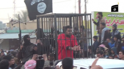 IS se vychloubá zajatými pešmergy v klecích