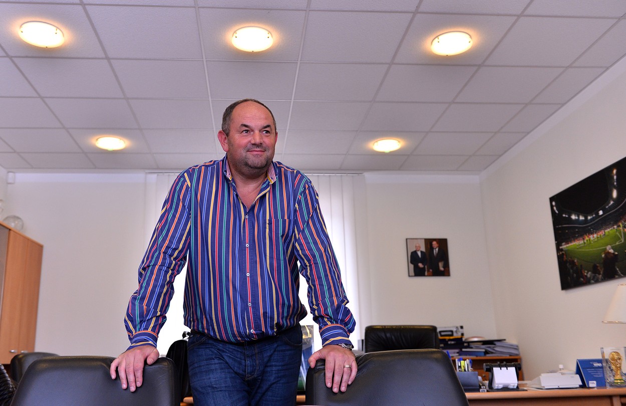 Pelta na dvou židlích: Při jednání o osamostatnění první ligy chce hájit FAČR