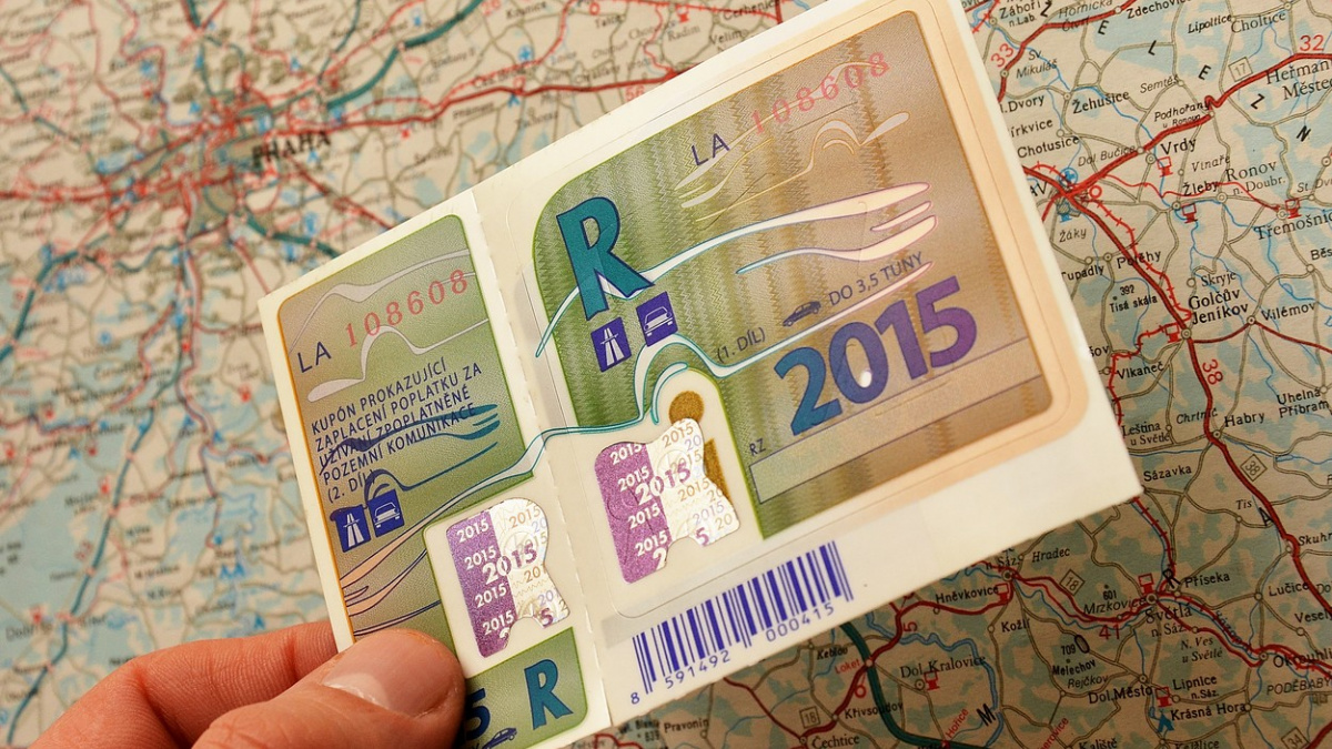 Dálniční známky dostanou nové barvy a lepší bezpečnostní prvky