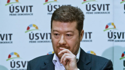 Opusťte stranu a složte mandát, vyzval vzbouřence Okamura