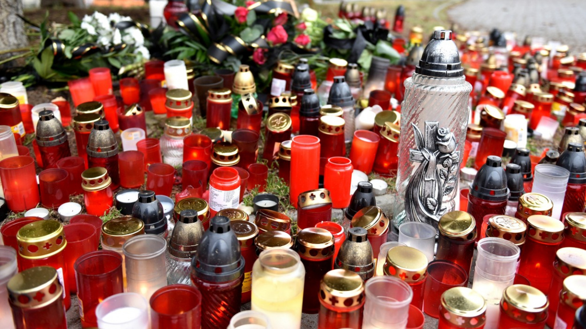 Sirény a zvony připomněly památku obětí střelby v Uherském Brodě