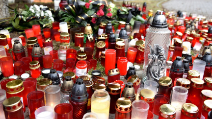 Sirény a zvony připomněly památku obětí střelby v Uherském Brodě