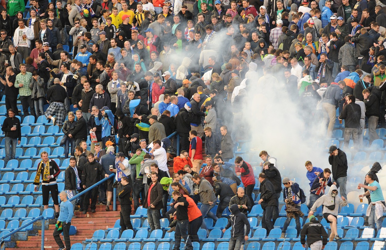Ministr vnitra chce větší postihy za násilí na stadionech