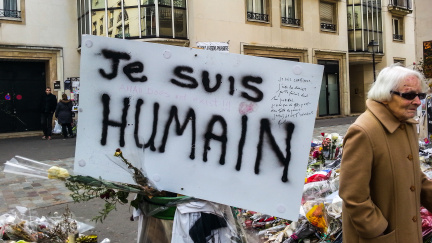 GALERIE: Z redakce Charlie Hebdo je po útoku poutní místo