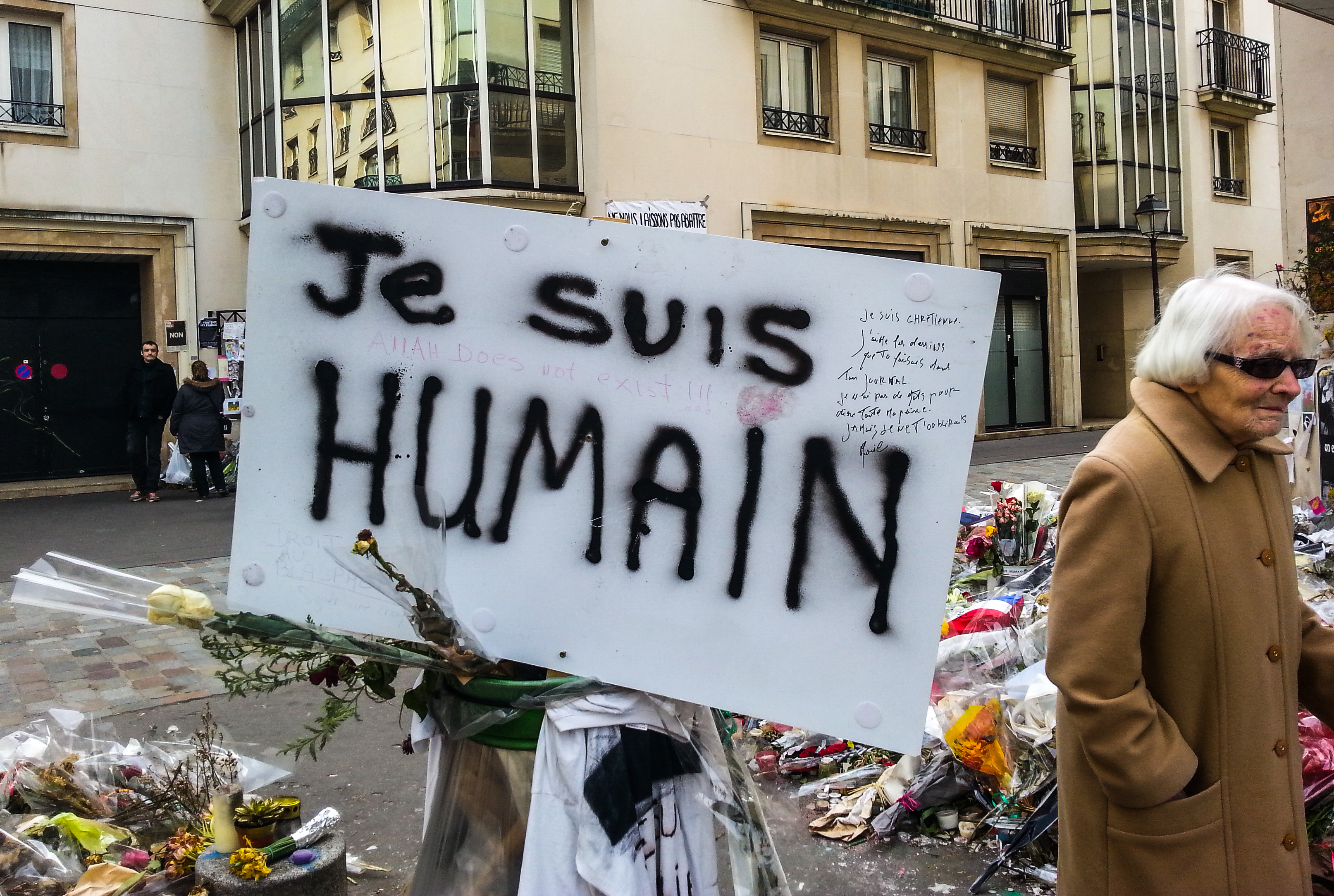 GALERIE: Z redakce Charlie Hebdo je po útoku poutní místo