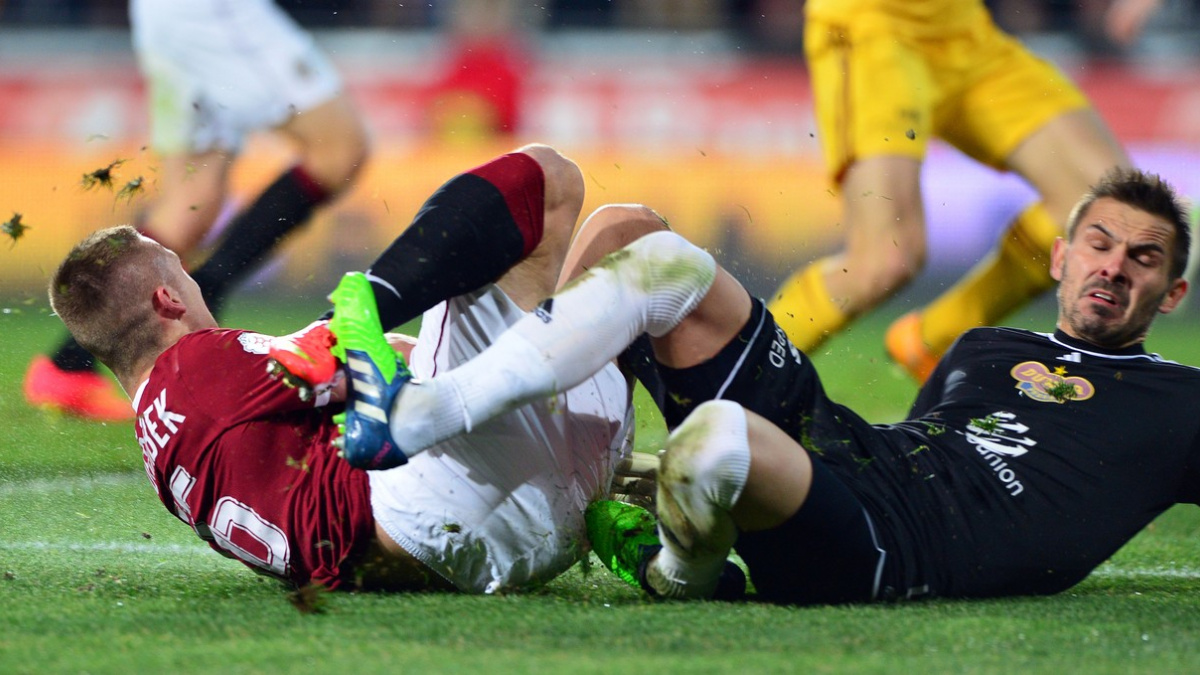 Špatná zpráva pro Spartu i reprezentaci, Kadeřábek si poranil koleno