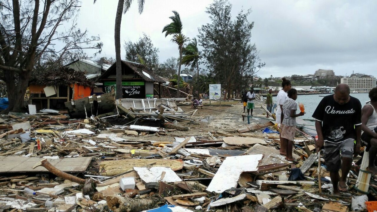 Zdevastované Vanuatu vyhlásilo stav nouze, dorazila první letecká pomoc