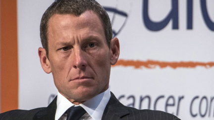 Armstrong na trase Tour de France? To je neuctivé, zlobí se šéf cyklistiky