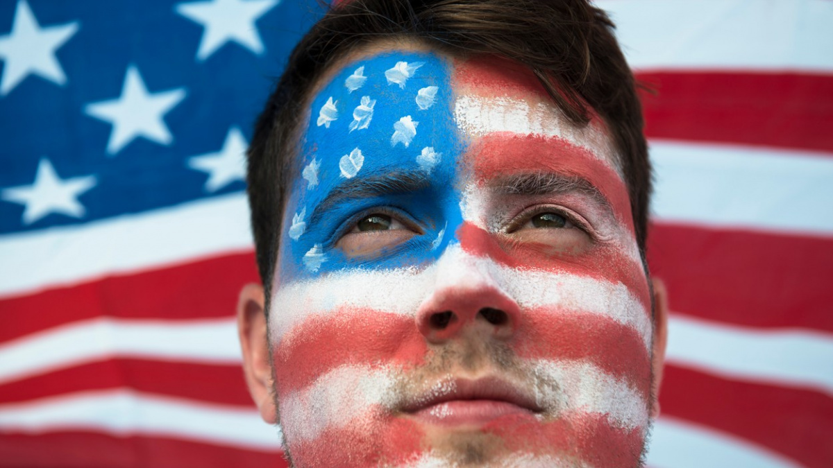 Hysterické nadšení i vztek vyvolává tranzit amerického konvoje