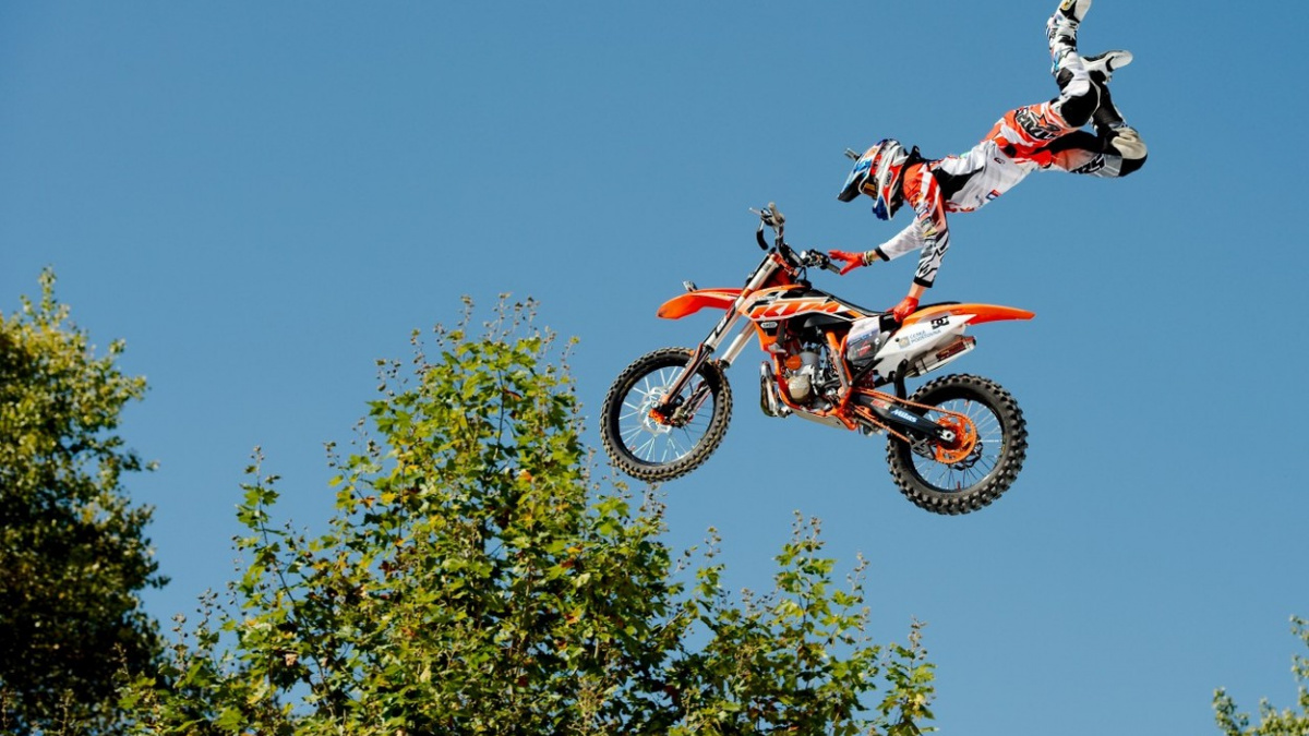 Pád z devíti metrů! Pro motokrosaře Piláta letěl vrtulník