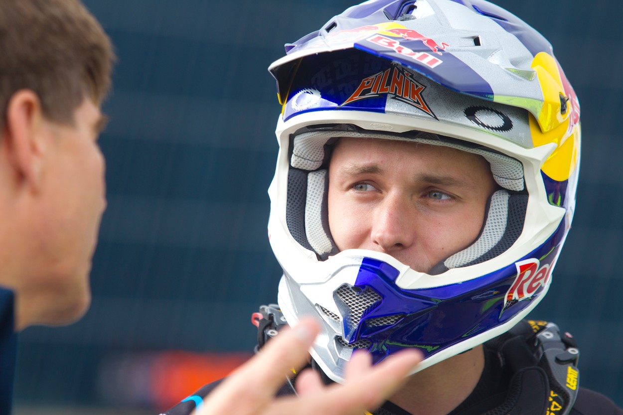 Motokrosař Pilát je mimo ohrožení života. Je to velký bojovník, říkají doktoři