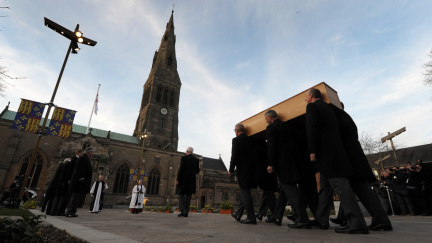 Krále Richarda III. po více než 500 letech slavnostně pohřbili