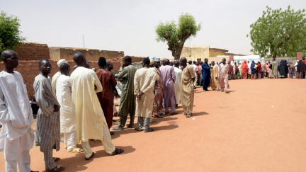 O volby v Nigérii je velký zájem, provází je ale násilí i technické problémy
