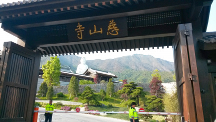 Buddhistický klášter asijského miliardáře nabízí pokoje s neprůstřelnými skly