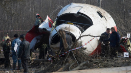 K přistání na smolenském letišti navzdory mlze nutili piloty nadřízení