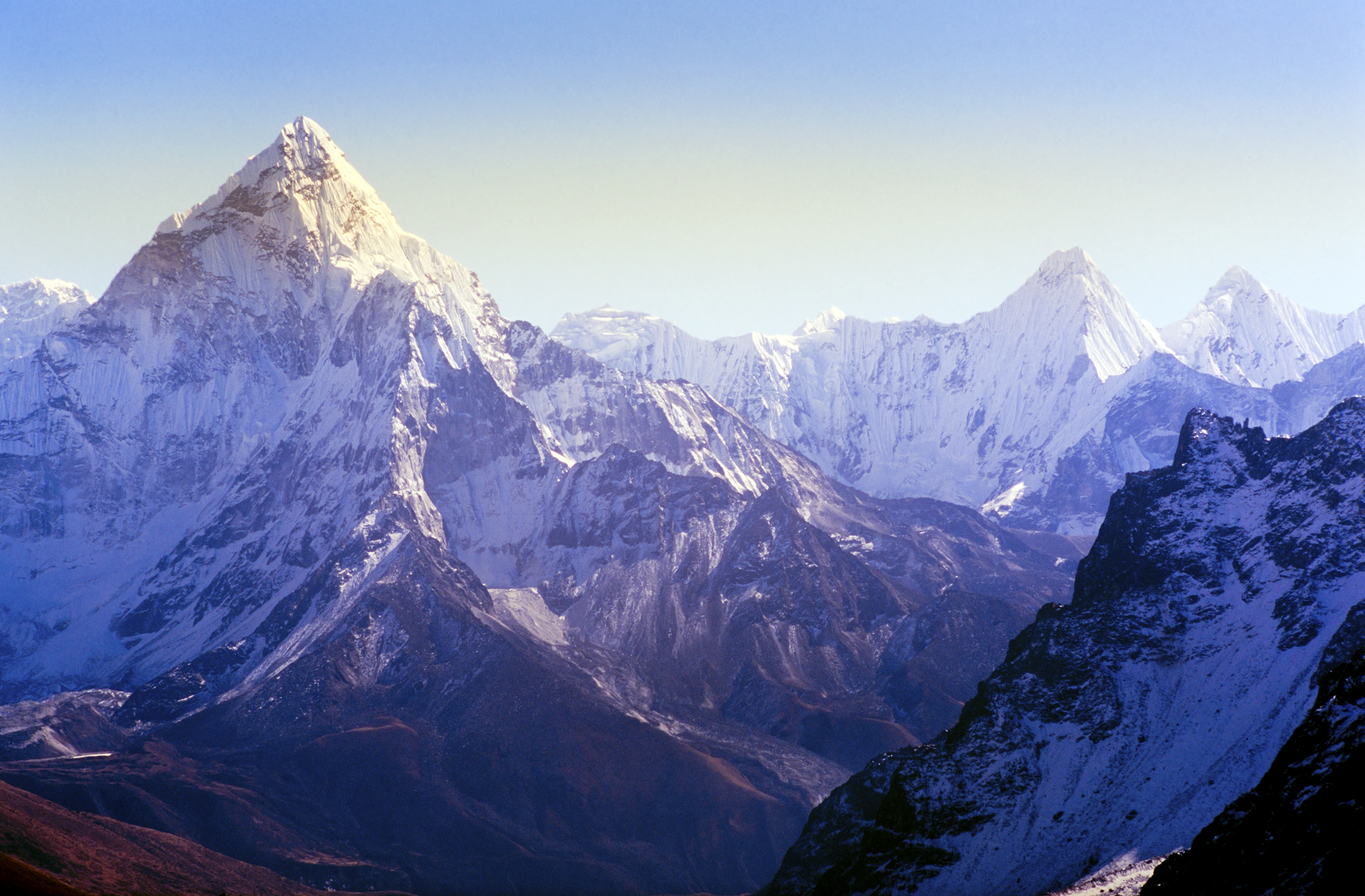 Čína plánuje podkopat Mount Everest a vést pod ním železnici