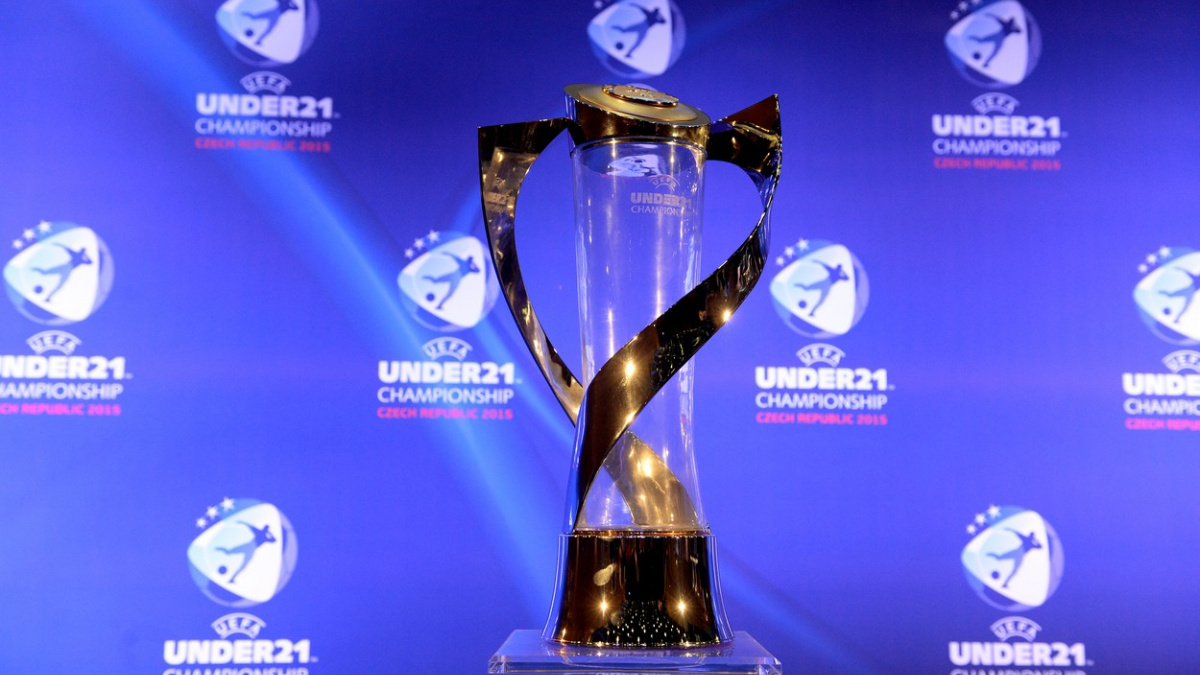 Trofej pro mistry Evropy do 21 let bude putovat po republice. Začíná se na Letné