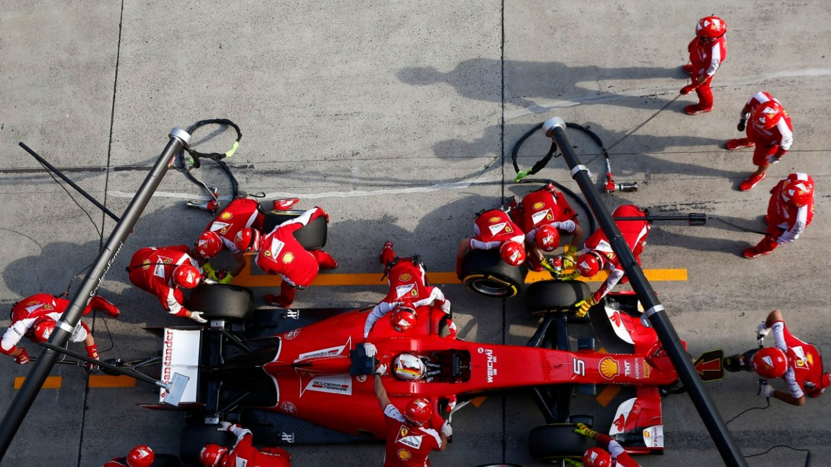 Rudé vozy z Maranella našly ztracenou rychlost. Dokážou potrápit Mercedes?