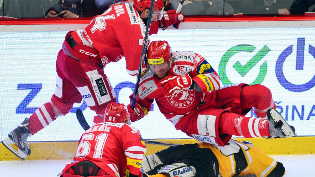 Hokejový Třinec šetří čas, autobus vyměnil za letadlo