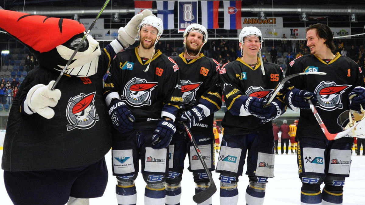 Piráti klepou na extraligovou bránu, v závěsu jsou Olomouc a Slavia