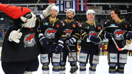 Piráti klepou na extraligovou bránu, v závěsu jsou Olomouc a Slavia