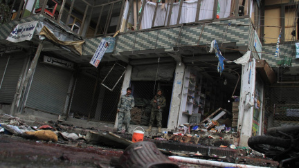 Aktualizováno: Atentátník zabil v Afghánistánu 33 lidí, kteří si šli do banky pro výplaty