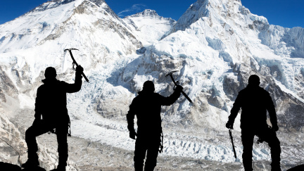 Rok po lavinovém neštěstí Mount Everest znovu ožívá