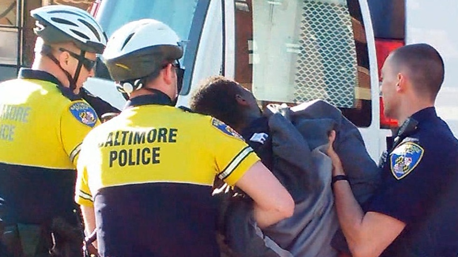 Další mrtvý černoch v USA. Při zatýkání mu poranili krční páteř