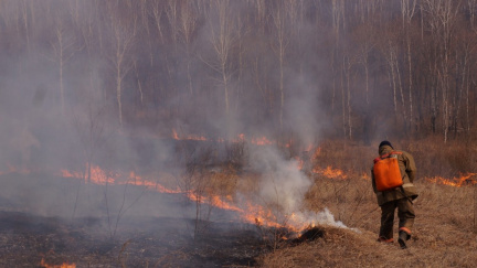 Ruský novinář potřeboval ilustrační záběry požáru, tak ho založil