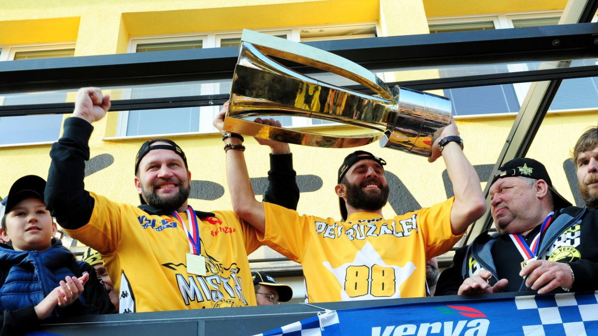 Litvínovští si pro titul doletěli. Letenky jim koupil fanoušek