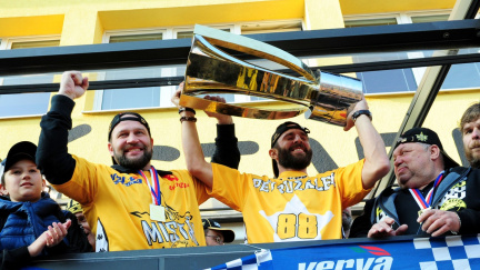 Litvínovští si pro titul doletěli. Letenky jim koupil fanoušek