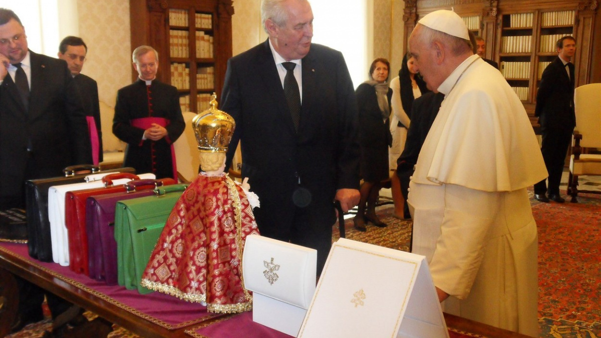 Zeman strávil u papeže hodinu. Předal mu dary a představil Forejta