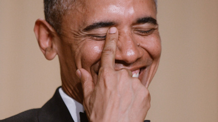 Jsem starý a Clintonová bezdomovec, vtipkoval Obama