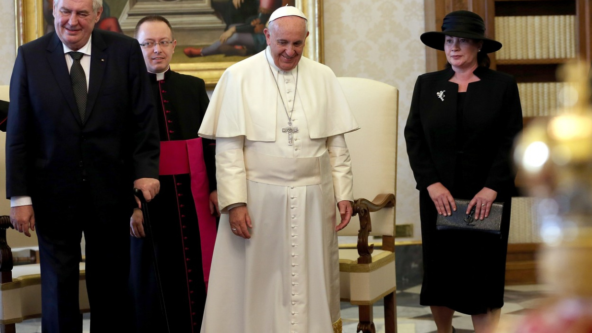 V čem jsou si podobni prezident Zeman a papež František?