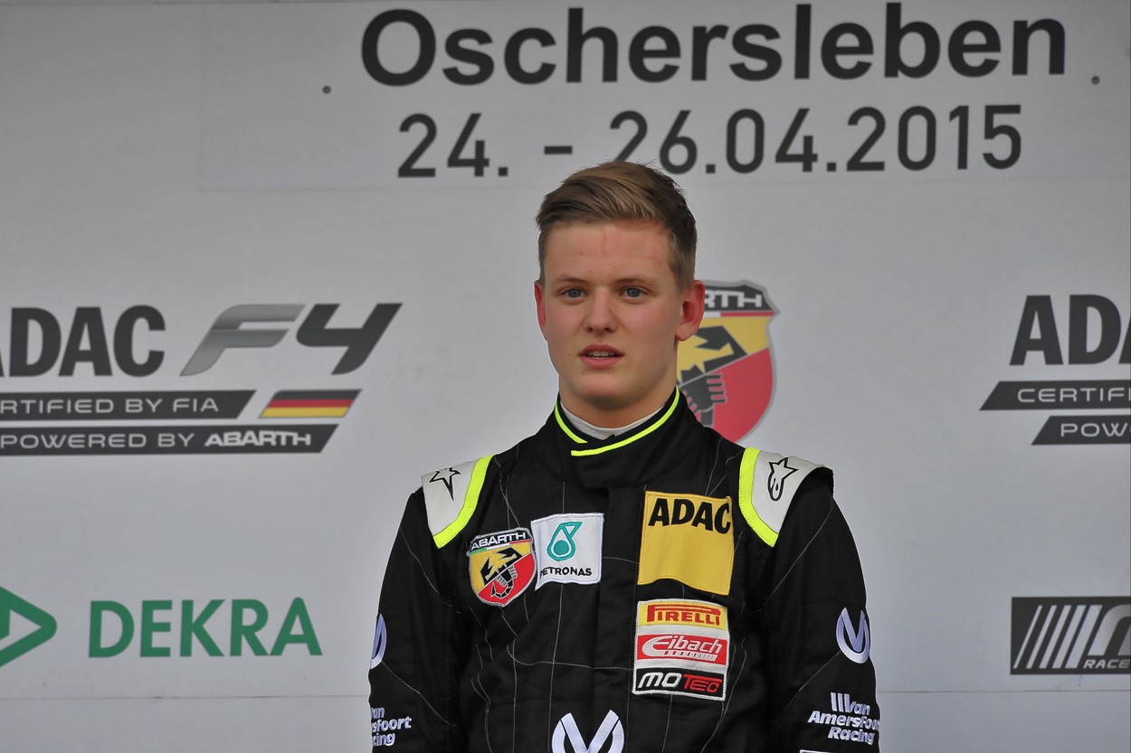 Jde ve šlépějích otce. Mick Schumacher vyhrál závod formule 4