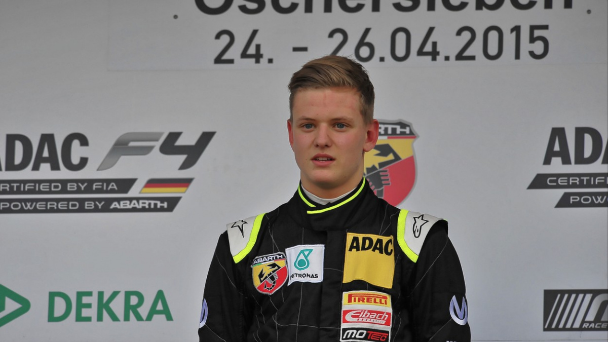 Jde ve šlépějích otce. Mick Schumacher vyhrál závod formule 4