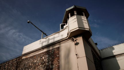 V řecké věznici se porvaly gangy, dva mrtví a 21 zraněných