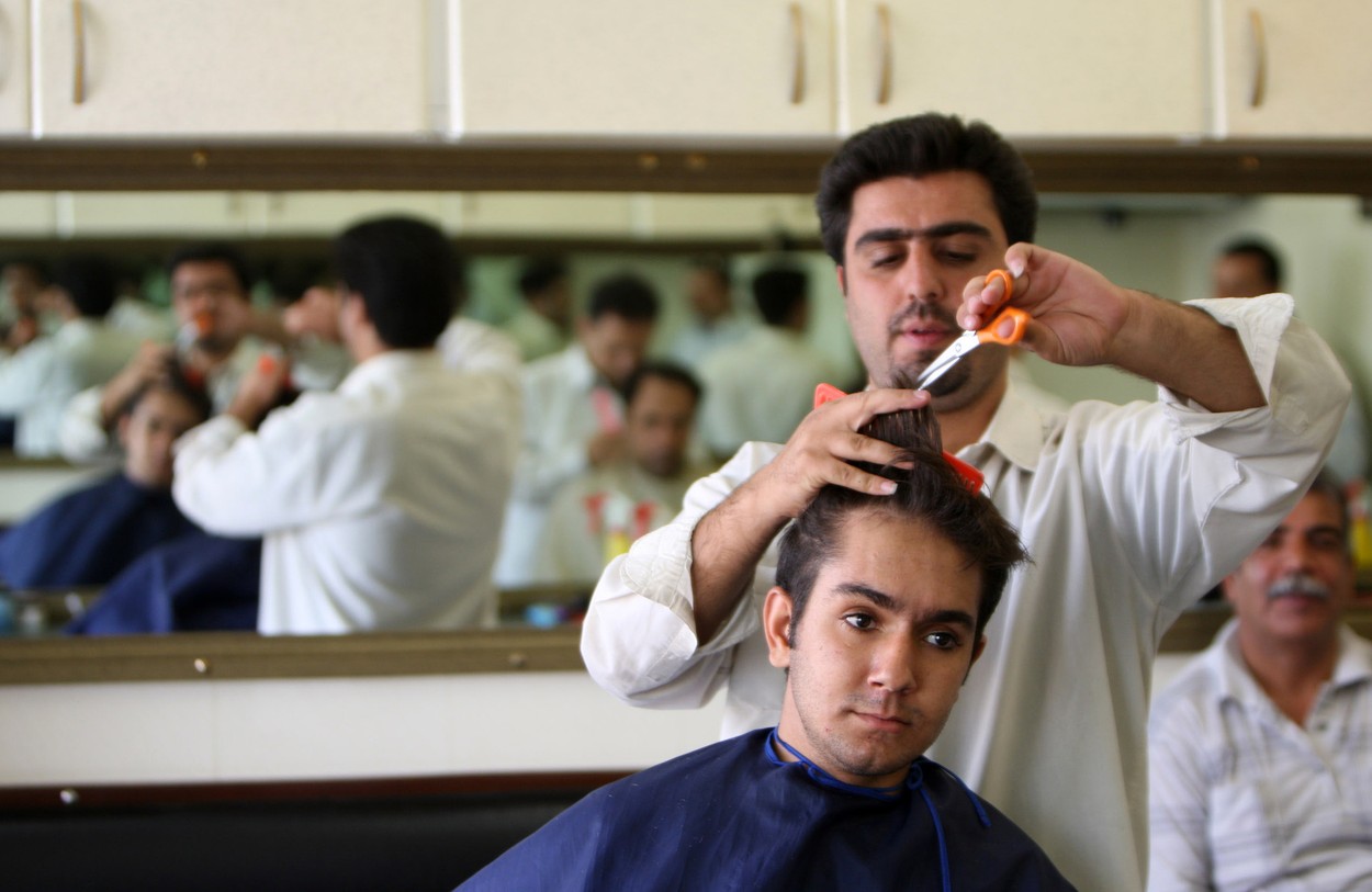 Íránským mužům zakázali solárka, tetování a módní účesy