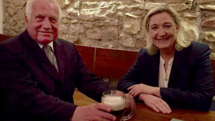 Nejdřív pivo s Klausem, a pak 'Fašistko, běž domů'. Le Penová to měla v Praze těžké