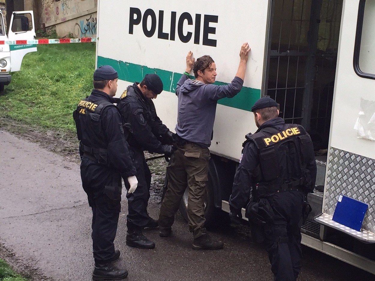 Ve squattu Cibulka zasahovala policie. Přivezla si těžkooděnce i vodní dělo